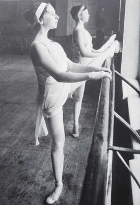 [Инге Морат, Артур Миллер. Фотоальбом «В России»]. New York: The Viking press, 1969.